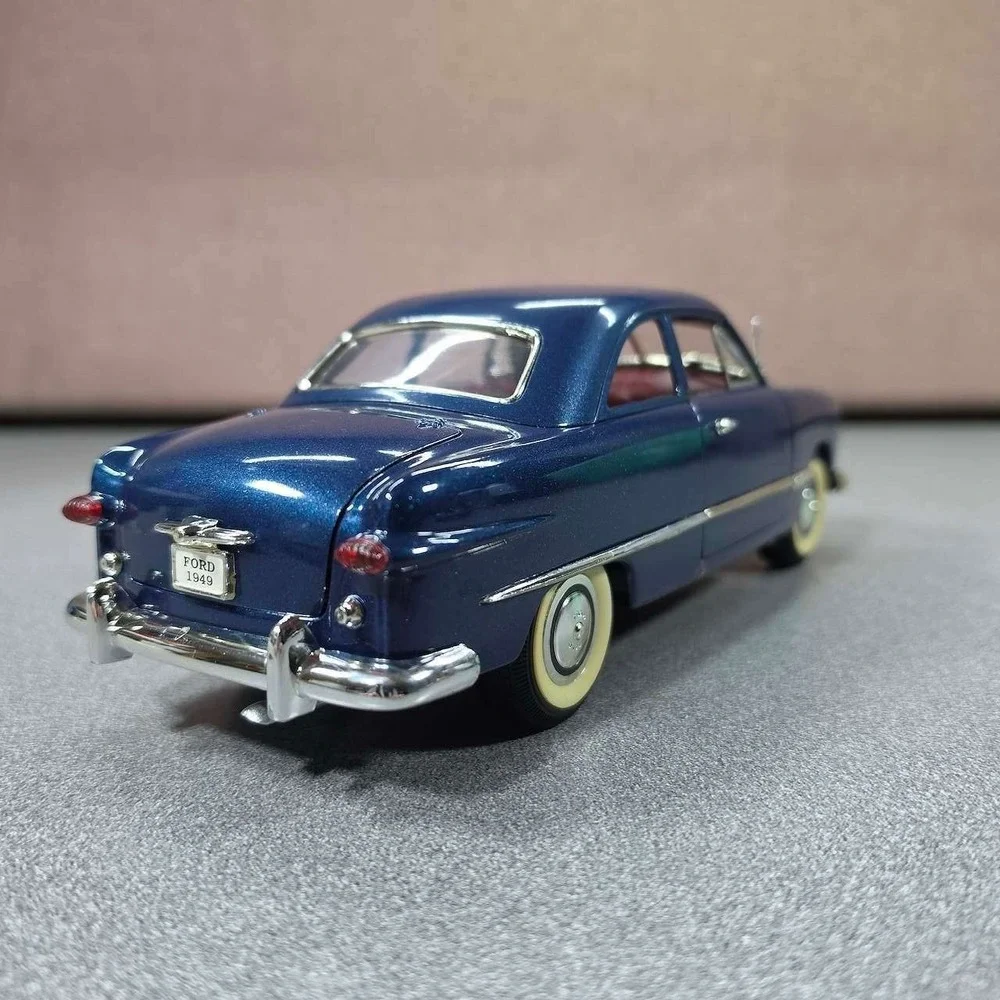 Ford 1949 Custom Coupe Diecast Model 1:18 Mira Solido Excellent Metallic